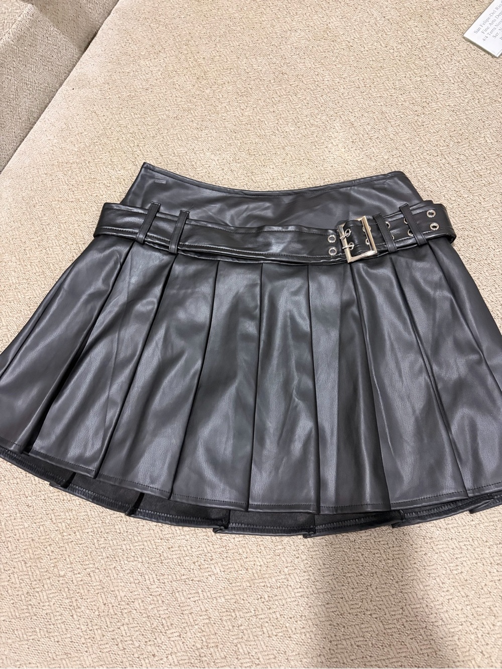Pleated Faux Leather Mini Skirt with Buckle Belt - Black size 5